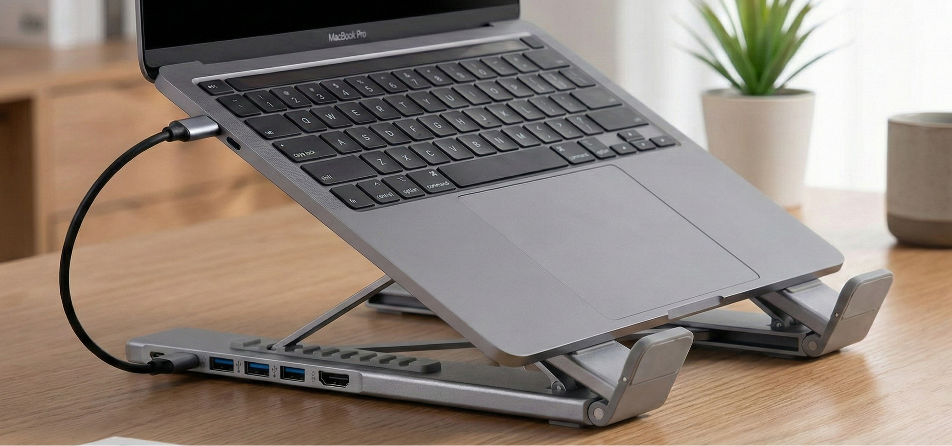 Setup de bureau ergonomique avec un MacBook Pro sur le support en aluminium ventilé Hub Essential™.