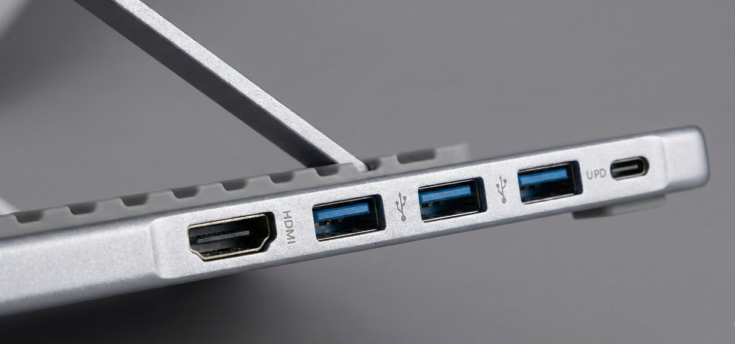 Détail des ports du Hub USB-C intégré : HDMI 4K, 3 ports USB 3.0 et port de recharge USB-C PD.