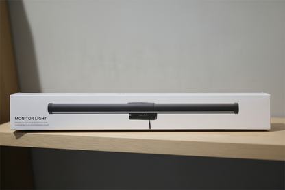 Boîtier d'emballage protecteur pour barre lumineuse de moniteur Burosophe, packaging épuré et sécurisé pour une livraison sans dommage.