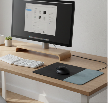 Tapis de souris ergonomique en cuir bicolore gris et bleu avec chargeur à induction intégré pour smartphone, setup de bureau design Burosophe.